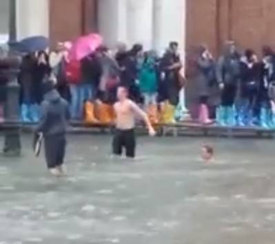 Venezia, c'è l'acqua alta: ragazzi fanno il bagno e si tuffano in Piazza San Marco